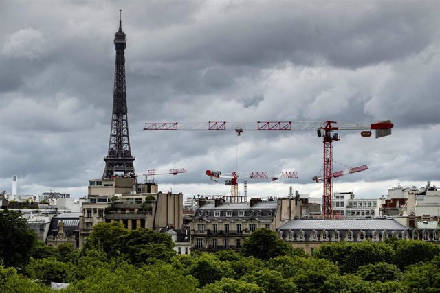Archivo - La Torre Eiffel de París junto a unas grúas