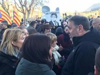 Un centenar de personas abuchean a Junqueras al irse de la concentración por la Cumbre