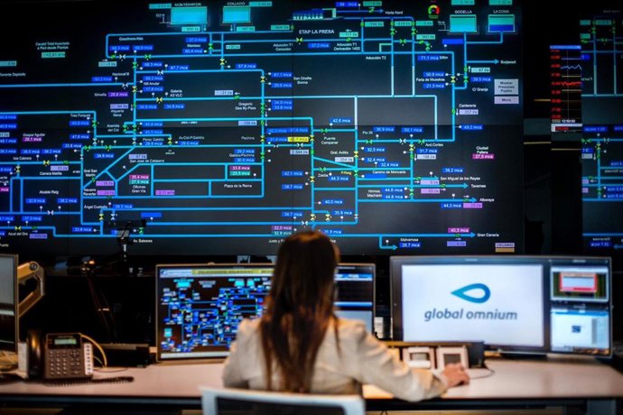 El agua potable de Valencia es de 1 euros cada mil litros  y para un consumo de 9m3 al mes con contador de 13mm es de 21,28 euros