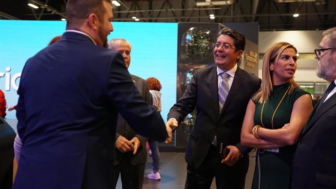 El presidente del Cabildo de Tenerife, Pedro Martín, en un encuentro con operadores turísticos en Fitur