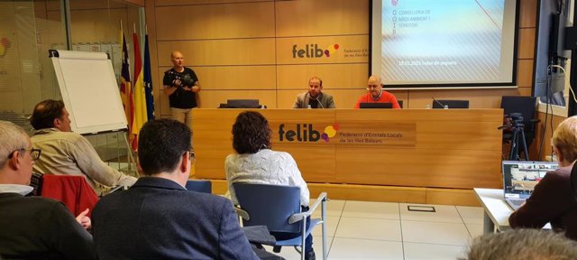 El conseller de Medio Ambiente, Miquel Mir, en su reunión con los municipios en la Felib.