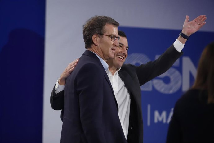 Archivo - El presidente del PP, Alberto Núñez Feijóo, y el presidente del PP-A y de la Junta, Juanma Moreno, participan en la entrega de premios Junt@s contra la violencia de género del PP de Málaga con motivo del 25N. (Foto de archivo).