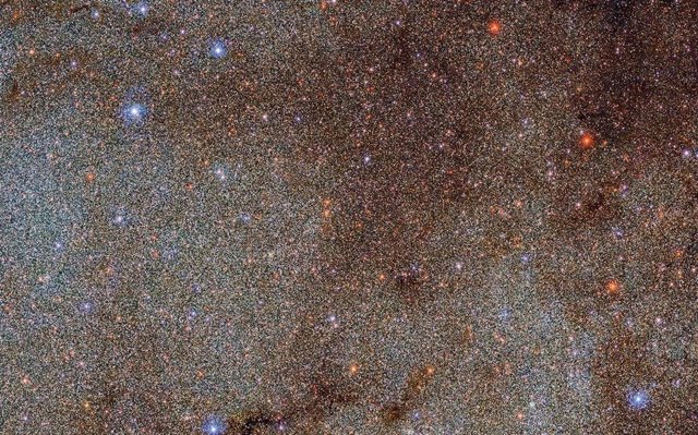 Esta imagen, rebosante de estrellas y nubes de polvo oscuro, es un pequeño extracto -un mero pinchazo- del estudio completo Dark Energy Camera Plane Survey (DECaPS2) de la Vía Láctea.