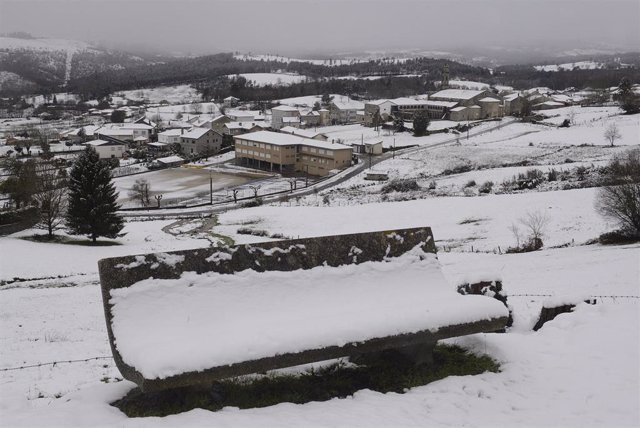 Un banco cubierto de nieve, a 18 de enero de 2023, en una localidad de Ourense. Foto de archivo.