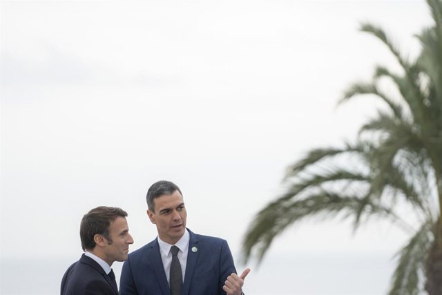 Archivo - El president de França, Emmanuel Macron, i el d'Espanya, Pedro Sánchez