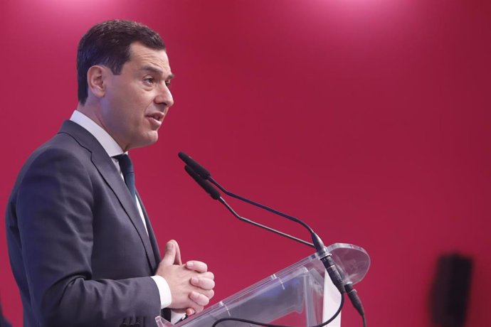 El presidente de la Junta de Andalucía Juanma Moreno interviene en la  inauguración del pabellón de Andalucía en Fitur, a 18 de enero de 2023 en Madrid, España. (Foto de archivo).