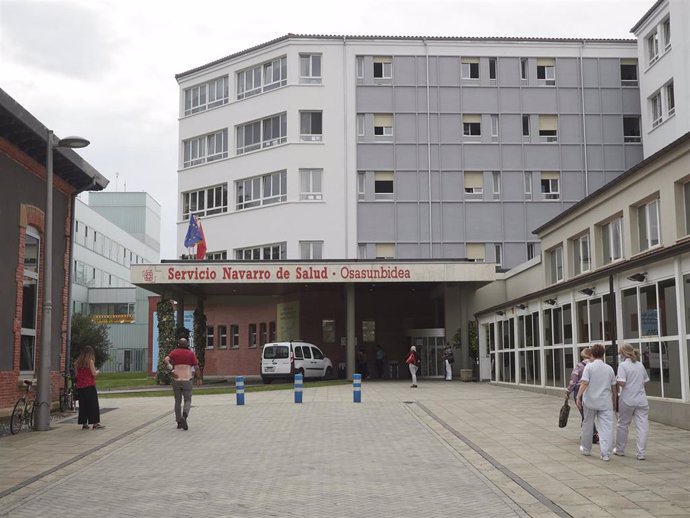 Archivo - Trabajadores sanitarios caminan por las inmediaciones del Hospital Universitario de Navarra.