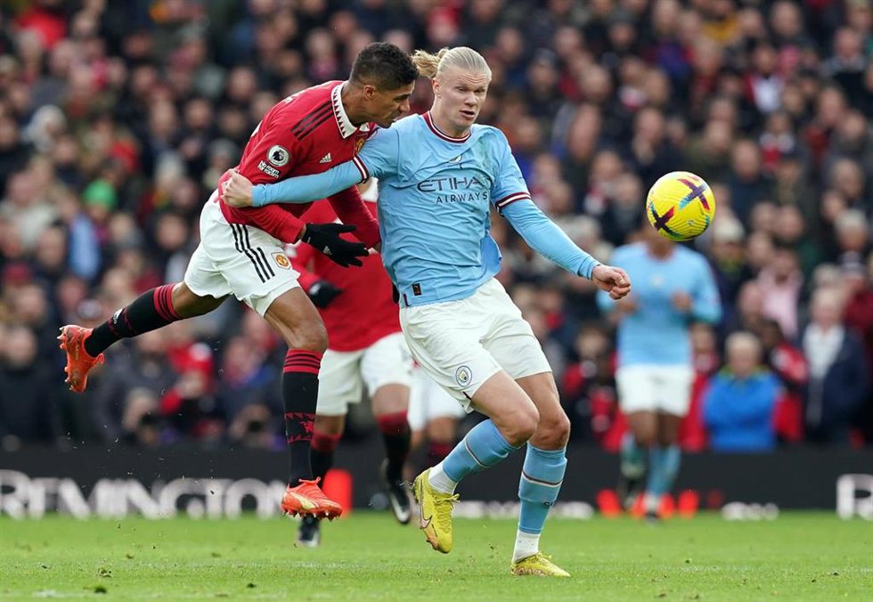 El jugador del Manchester City Erling Haaland junto al francés Raphael Varane del Manchester United en un partido de la 'Premier League'.