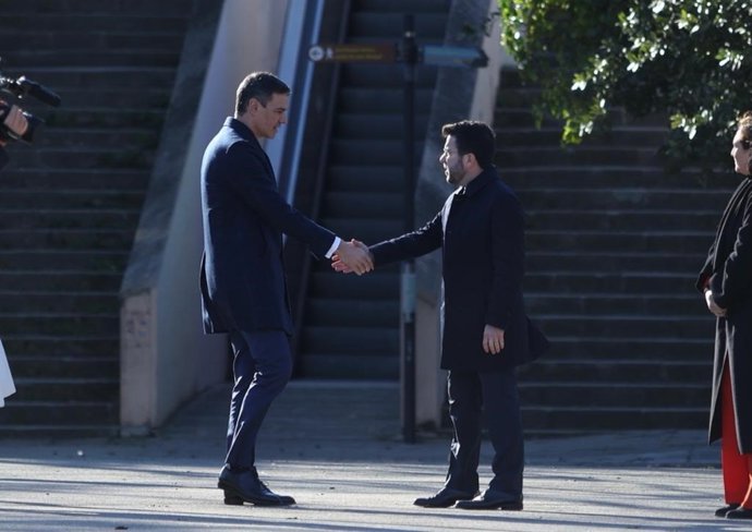 El presidente del Gobierno, Pedro Sánchez, y el presidente de la Generalitat, Pere Aragons, se saludan antes de la Cumbre Hispano-Francesa que se celebra en el MNAC en Barcelona.