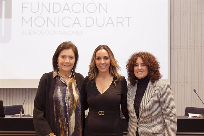 Las directoras del proyecto, Azucena García y Cristina Botella, junto a la presidenta de la Fundación del Sueño, Mónica Duart.