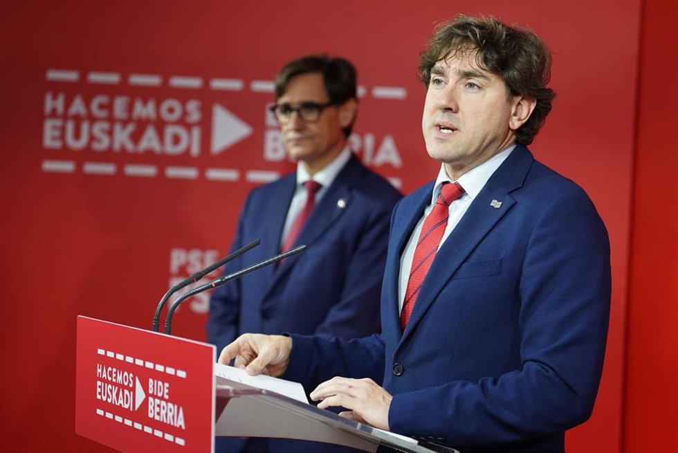 El secretario general del PSE-EE, Eneko Andueza, durante una rueda de prensa.