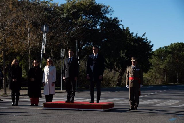 El presidente del Gobierno, Pedro Sánchez (i) y el presidente de la Generalitat, Pere Aragonès (d), se saludan a su llegada a la XXVII Cumbre Hispano-Francesa.