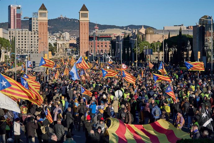 Varias personas con banderas de la estelada participan en la manifestación Aquí no s'ha acabat res' contra la Cumbre Hispano-Francesa, a 19 de enero de 2023, en Barcelona, Catalunya (España).