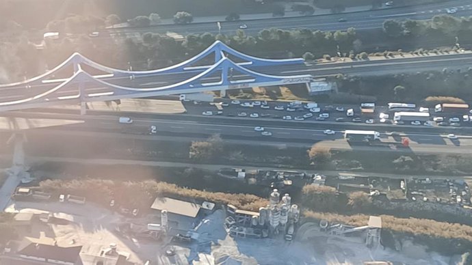 Manifestantes con banderas independentistas han cortado la autopista AP-7 a la altura de la Roca del Valls  y de Llinars del Valls (Barcelona) en sentido norte este jueves.