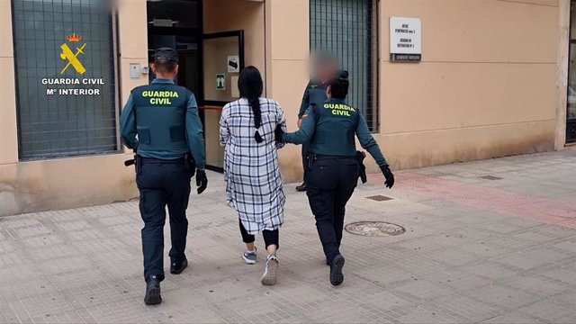 Mujer detenida en la operación