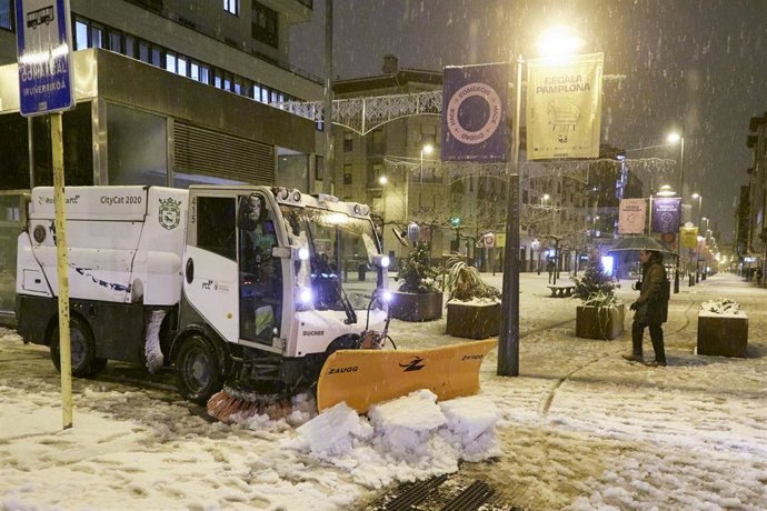 Un quitanieves circula por las calles de Pamplona