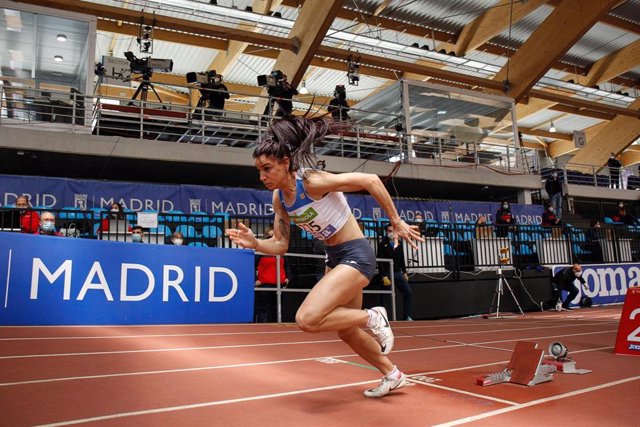 Archivo - Laura Bueno en la semifinal femenina de 400 metros en el pabellón Gallur 