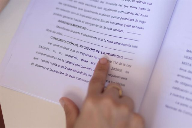 Archivo - Una mujer señala una escritura de compraventa de una hipoteca, a 30 de mayo de 2022, en Madrid (España).