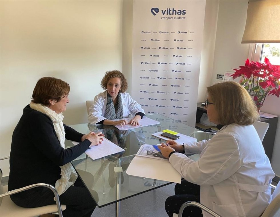 La doctora Pilar Espejo, gerente de Vithas Almería, la doctora Emilia Mancebo, directora médica de Vithas Almería, y la doctoraTeresa García, Neurodem