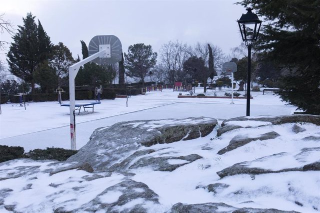 Un parque infantil nevado, a 18 de enero de 2023, en el Boalo, Madrid (España). 