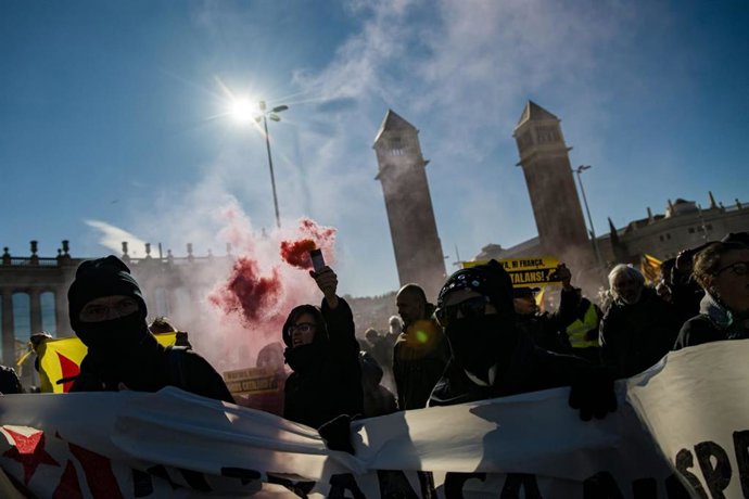 Manifestantes independentistas se dirigen hacia el consulado francés en Barcelona después de haberse concentrado ante el MNAC, donde este jueves se celebra la Cumbre Hispano-Francesa, a 19 de enero de 2023, en Barcelona, Catalunya (España)