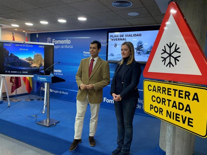 El consejero de Fomento e Infraestructuras, José Ramón Díez de Revenga, acompañado por la directora de Carreteras, María Casajús, presenta el operativo de vialidad invernal de la red regional de carreteras