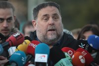 Junqueras abandona entre abucheos e insultos de "traidor" la concentración contra la cumbre hispano francesa
