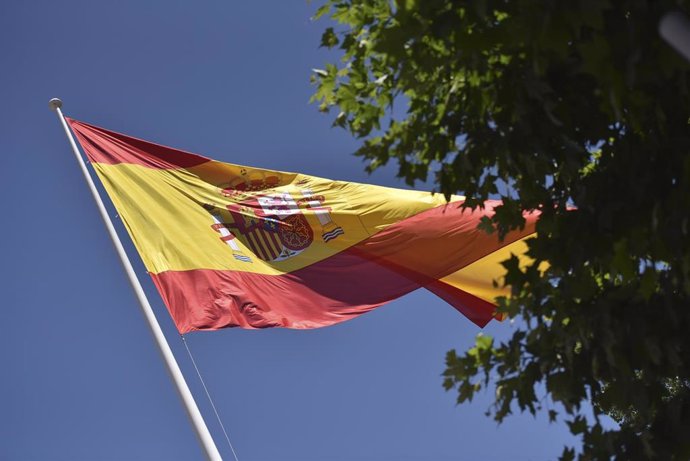 Archivo - Izado de la bandera española durante el acto central conmemorativo del Día de las Fuerzas Armadas, a 28 de mayo de 2022, en Huesca, Aragón (España). Este acto cuenta con la participación de militares de los tres Ejércitos y de la Guardia Civ