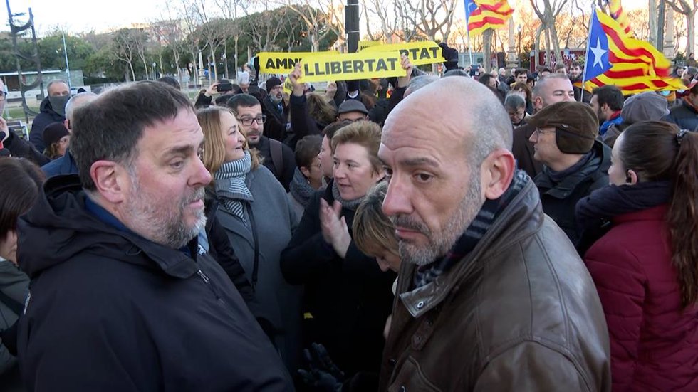 Junqueras abandona entre abucheos la concentración contra la cumbre hispano