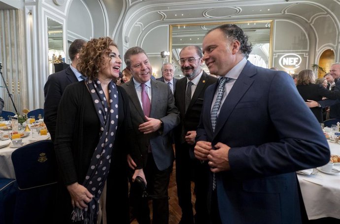 (I-D) La ministra de Hacienda, María Jesús Montero; el presidente de Castilla La Mancha, Emiliano García-Page; el presidente de Aragón, Javier Lambán; y el presidente de IFRA y del Grupo Henneo, Fernando de Yarza López-Madrazo; tras el desayuno informat