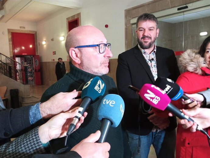 Archivo - El secretario general de CCOO, José Luis García, y el coordinador de MÉS per Mallorca, Lluis Apesteguia, atienden a los medios.