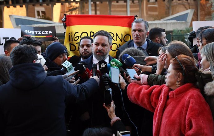 El presidente de VOX, Santiago Abascal, atiende a los medios antes de presentar un recurso de inconstitucionalidad en la sede del Tribunal Constitucional, a 19 de enero de 2023, en Madrid (España). Santiago Abascal e Ignacio Garriga han presentado esta 