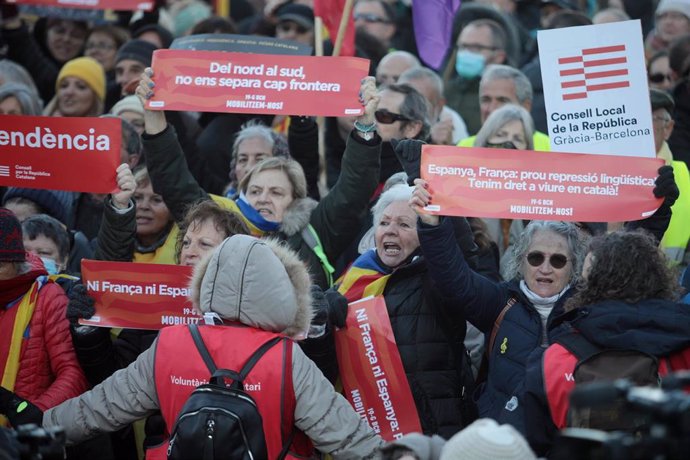 Varias personas participan en la manifestación Aquí no s'ha acabat res' contra la Cumbre Hispano-Francesa, a 19 de enero de 2023, en Barcelona, Catalunya (España).