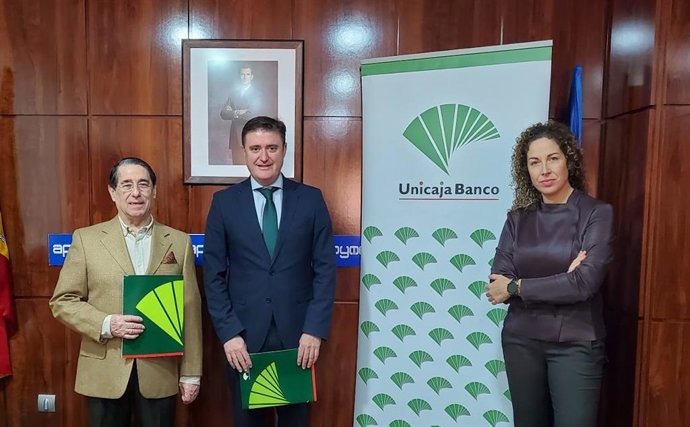 El presidente  de  Apymer,  Francisco  Javier Vázquez; el director Regional de Málaga  Interior de  Unicaja Banco, Manuel Artacho, y la vicepresidenta de Apymer, Maite Rubio.