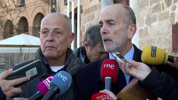 El integrante de la Plataforma por una vivienda digna de Toledo, José Luis Calvo, y el miembro del gabinete jurídico de Facua, Fernando Navarro