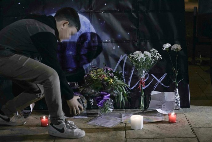 Archivo - Un niño coloca flores en el homenaje a Álex en el primer aniversario de su muerte