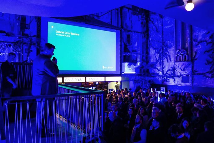 El alcalde de Huelva, Gabriel Cruz, durante la presentación en la Sala Equis de Madrid de la nueva marca de la ciudad.