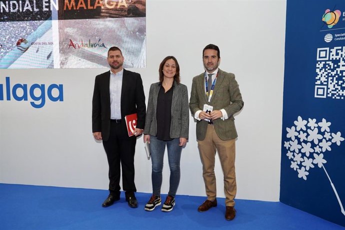 El concejal de Turismo del Ayuntamiento de Málaga, Jacobo Florido, acompañado de la experta en sostenibilidad turística de 'The Travel Foundation', Alicia Fajardo, y el técnico de Turismo de la Cámara de Comercio de Málaga, Iván Cortés