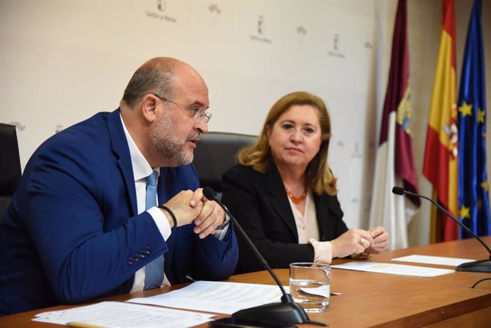 L vicepresidente de Castilla-La Mancha, José Luis Martínez Guijarro, y la consejera de Educación, Cultura y Deportes, Rosa Ana Rodríguez, presentan, en rueda de prensa.