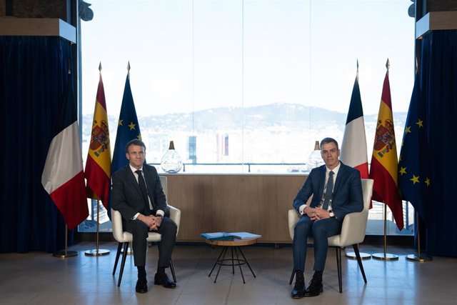 El presidente de Francia, Emmanuel Macron (i) y el presidente del Gobierno, Pedro Sánchez (d), posan durante la reunión bilateral en la XXVII Cumbre Hispano-Francesa, en el Museo Nacional de Arte de Cataluña (MNAC), sede de la Cumbre, a 19 de enero de 202