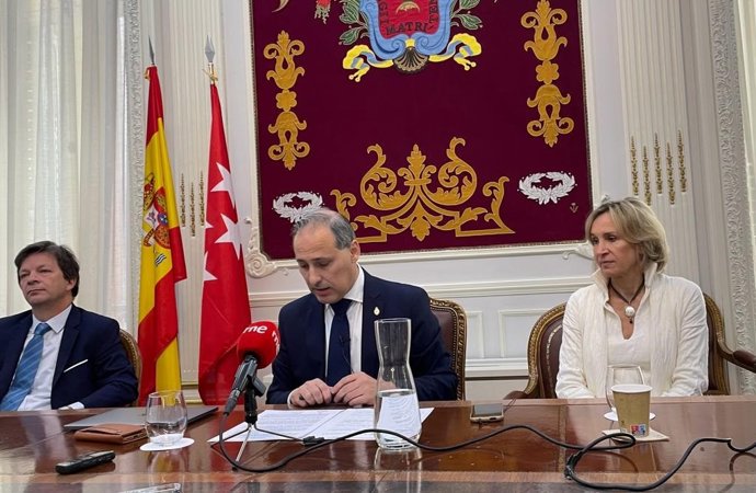 El decano del ICAM, Eugenio Ribón (c), y la vicedecana, Isabel Winkels (d).