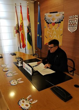 El concejal de Festejos, con el cartel y las máscaras del Carnaval de Logroño 2023
