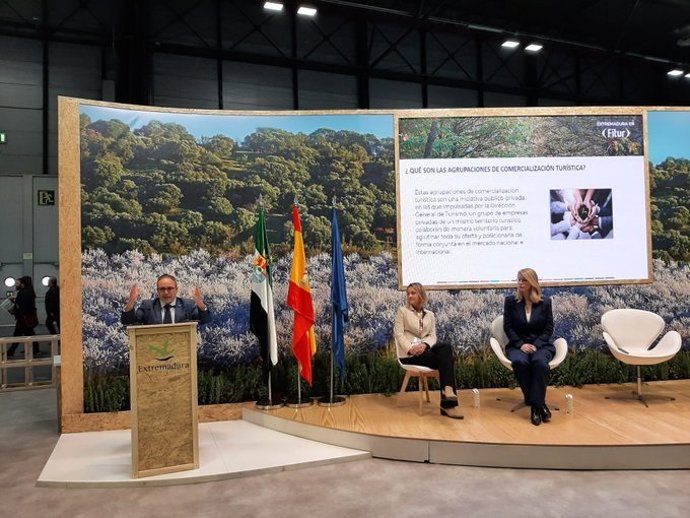 El director general de Turismo, Francisco Martín Simón, presenta las agrupaciones comerciales.