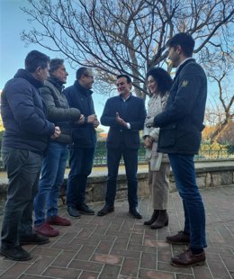 José Agustín González (3d), junto a concejales del PP en el Ayuntamiento de Jaén.