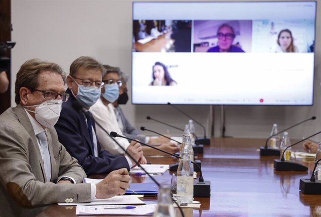 Archivo - El conseller de Sanidad, Miguel Minguez (i), y el president de la Generalitat, Ximo Puig (d), presiden la reunión del grupo de trabajo de expertos sobre la COVID-19 en una imagen de archivo