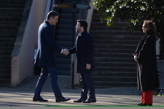 El presidente del Gobierno, Pedro Sánchez (i) y el presidente de la Generalitat, Pere Aragons (d), se saludan en presencia de la alcaldesa de Barcelona, Ada Colau, a su llegada a la XXVII Cumbre Hispano-Francesa, en el MNAC, a 19 de enero de 2023.
