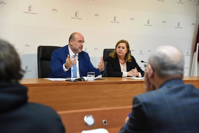 L vicepresidente de Castilla-La Mancha, José Luis Martínez Guijarro, y la consejera de Educación, Cultura y Deportes, Rosa Ana Rodríguez, presentan, en rueda de prensa este jueves en Toledo.