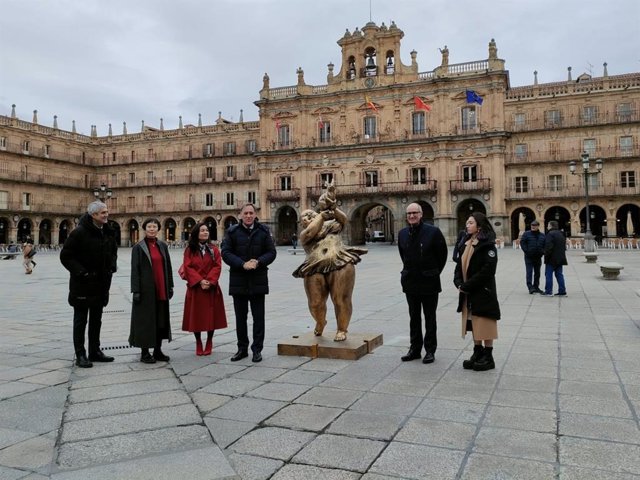 Inauguración de la escultura 'El conejo de la suerte' en la Plaza Mayor de Salamanca.