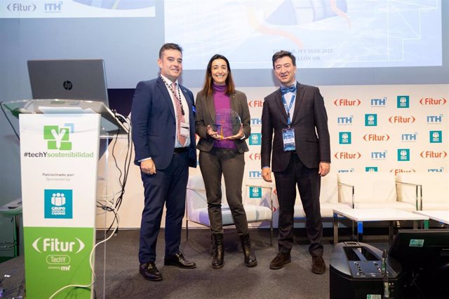 La directora de Sostenibilidad de PortAventura World, Choni Fernández, recoge el premio por el proyecto PortaAventura Solar