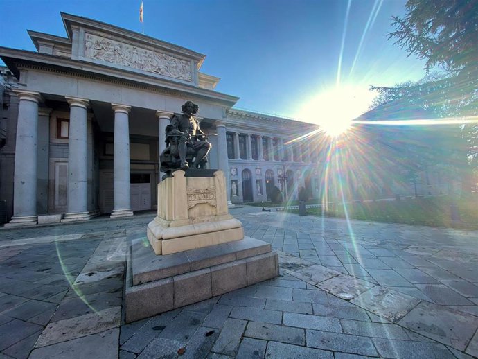 Archivo - La estatua de Velázquez frente al Museo del Prado.